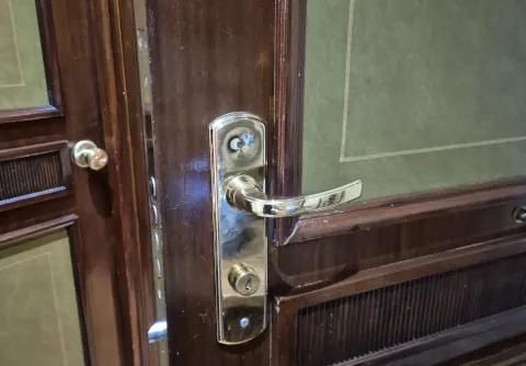 Manilla y cerradura de seguridad en una puerta de madera clásica